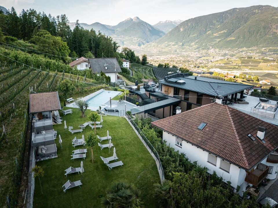 Property building, Spa and wellness centre/facilities, Swimming pool