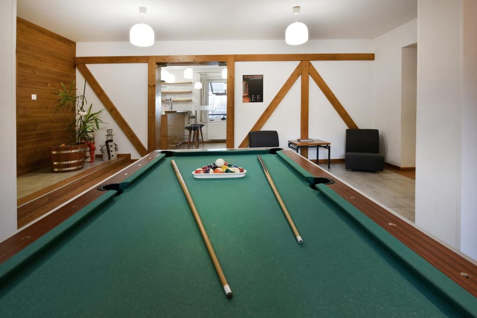 Billiard, Game Room