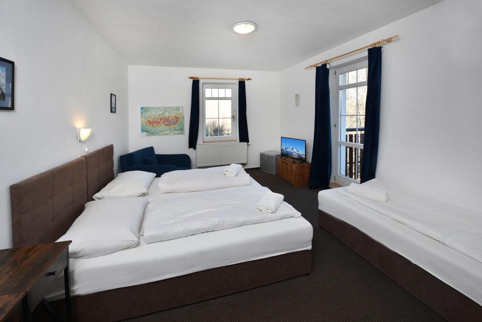 Bed, TV and multimedia, Photo of the whole room, Bedroom