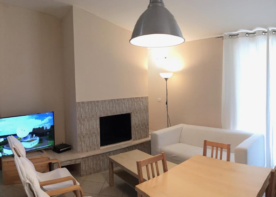 TV and multimedia, Living room, Seating area, Dining area
