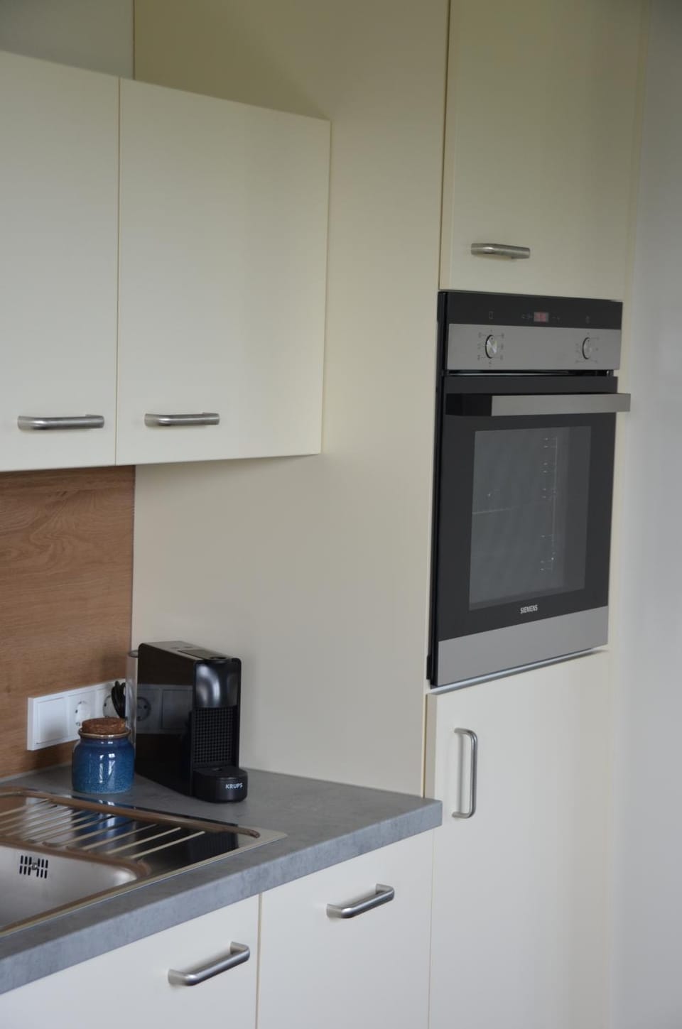 Coffee/tea facilities, Kitchen or kitchenette, oven