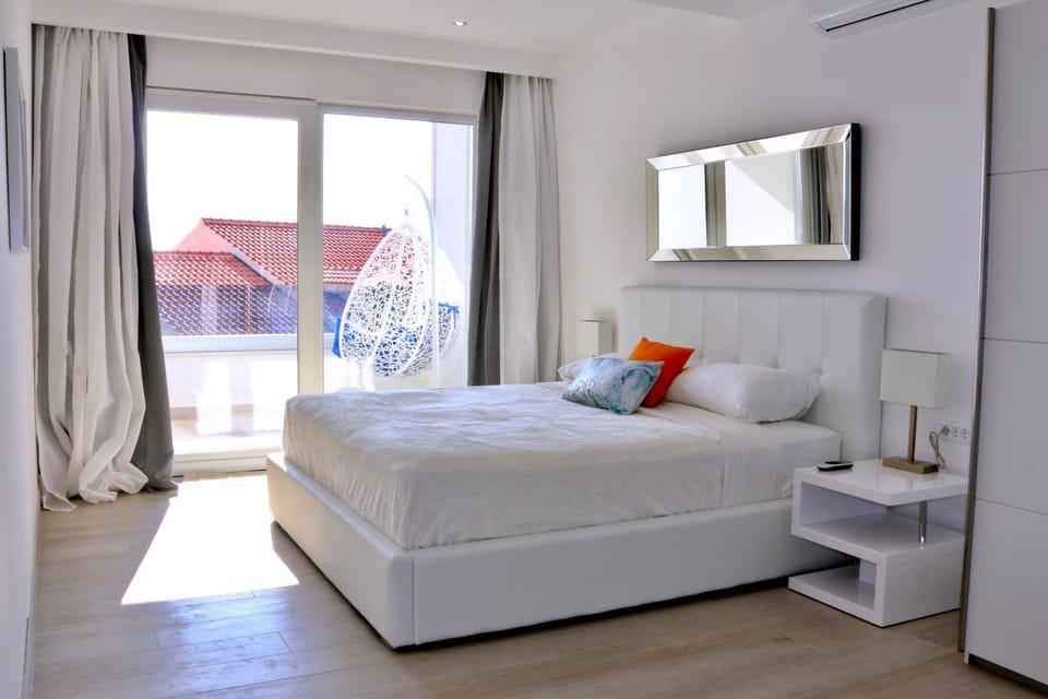 Patio, Bed, Photo of the whole room, Bedroom