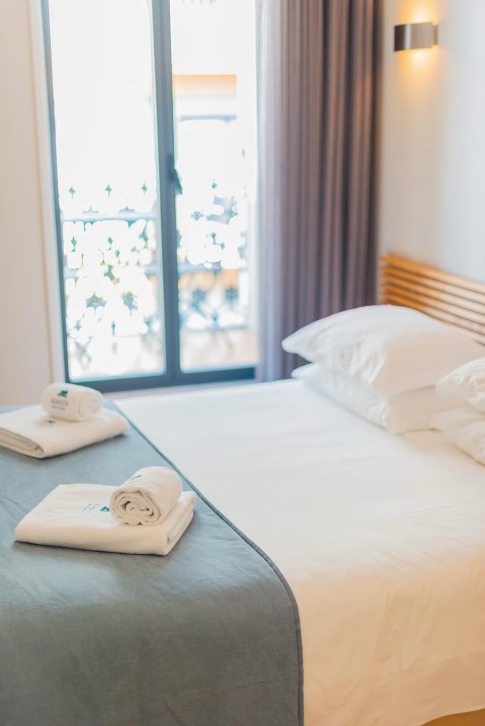Bedroom, towels