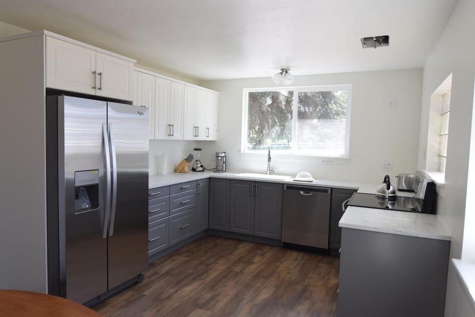 Kitchen or kitchenette, dishwasher, stove