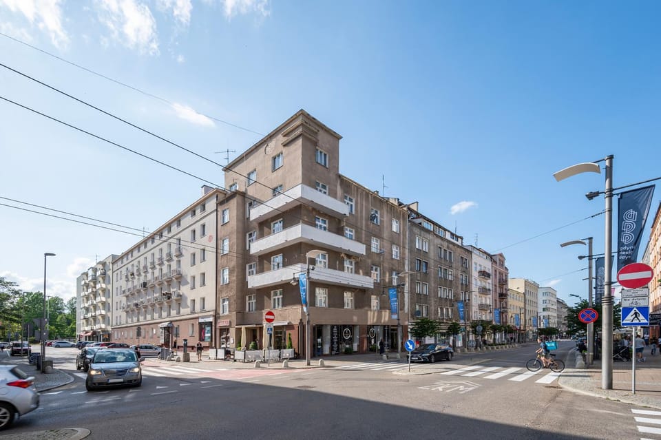 Property building, Neighbourhood, City view, Street view, Location