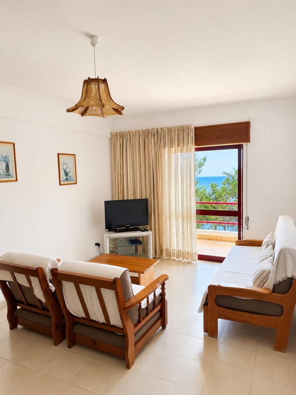Communal lounge/ TV room, Natural landscape, TV and multimedia, Living room, Seating area