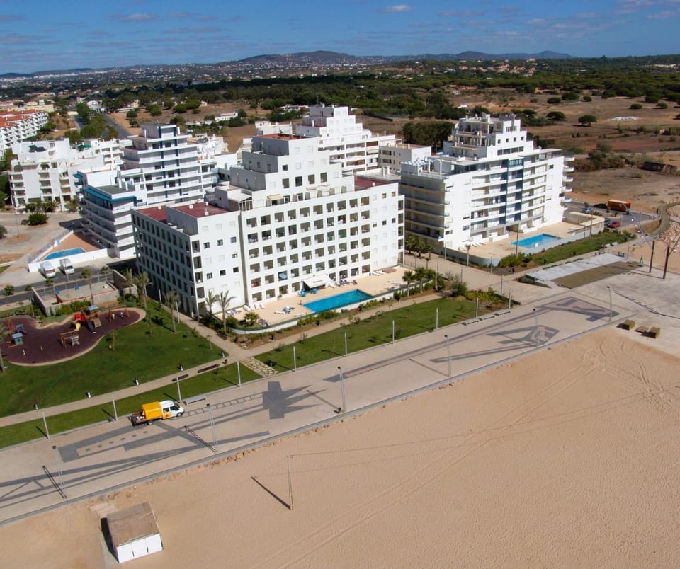 Property building, Day, Neighbourhood, Natural landscape, Bird's eye view, Beach, City view, Street view, Location