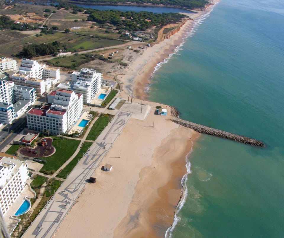 Property building, Nearby landmark, Neighbourhood, Natural landscape, Bird's eye view, Beach, City view, Sea view, Location