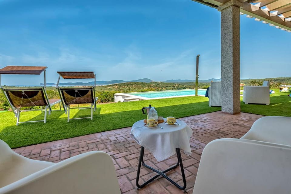 Camera in Villa con piscina e vista mare Bed and Breakfast in Sardinia