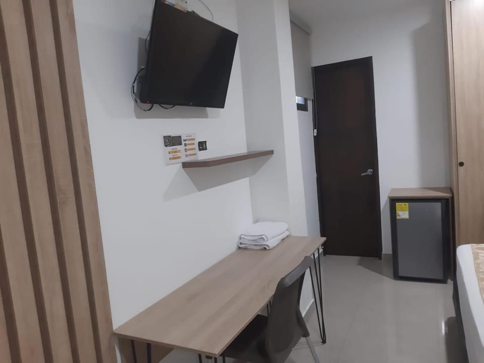 Bed, TV and multimedia, Bedroom