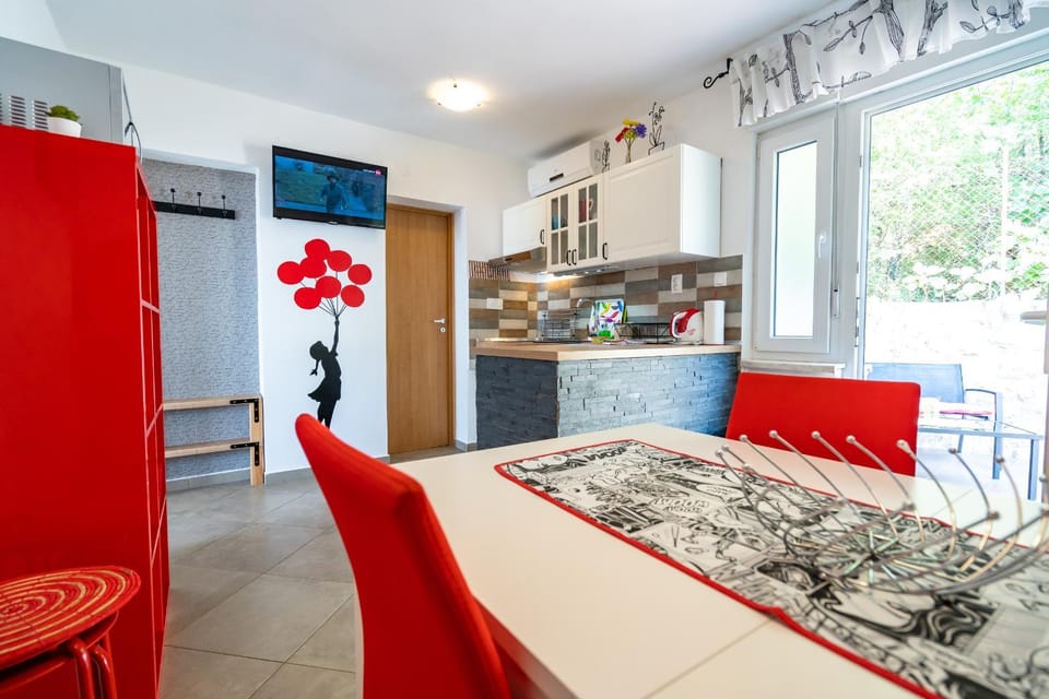 Kitchen or kitchenette, Seating area