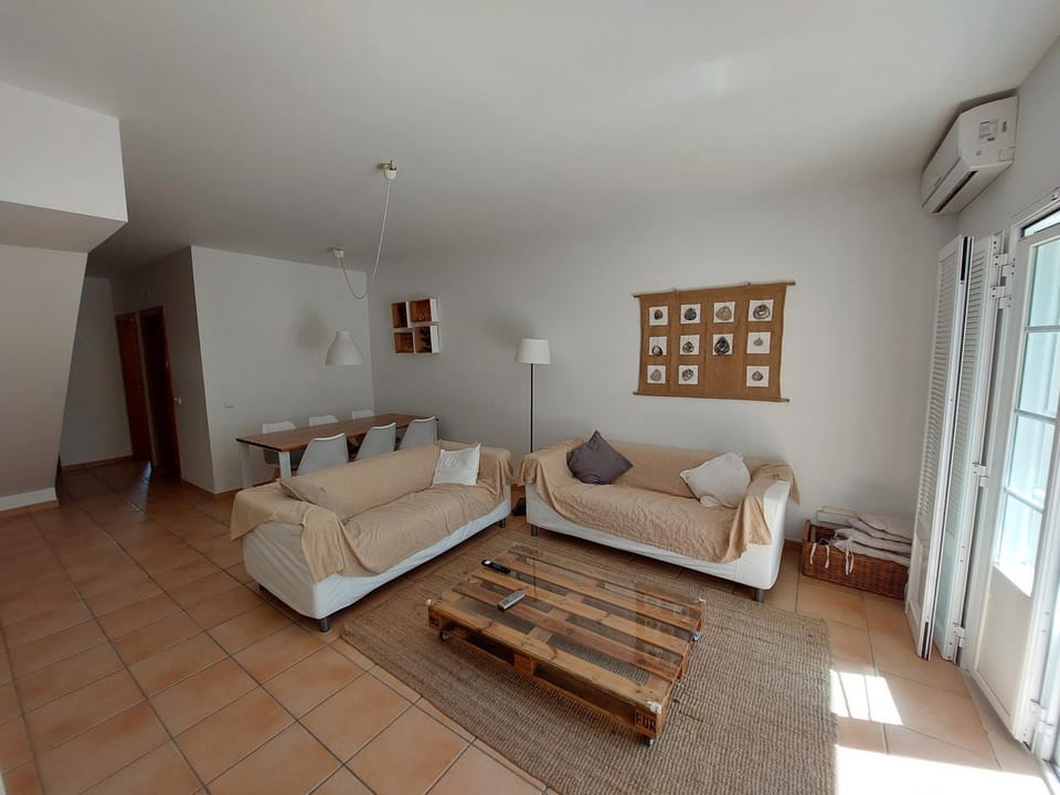 Living room, Seating area, air conditioner