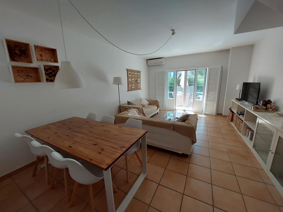 TV and multimedia, Living room, Seating area, Dining area