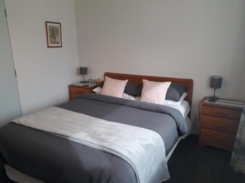 View (from property/room), Photo of the whole room, Decorative detail, Bedroom, older children, group of guests, Family, Quiet street view