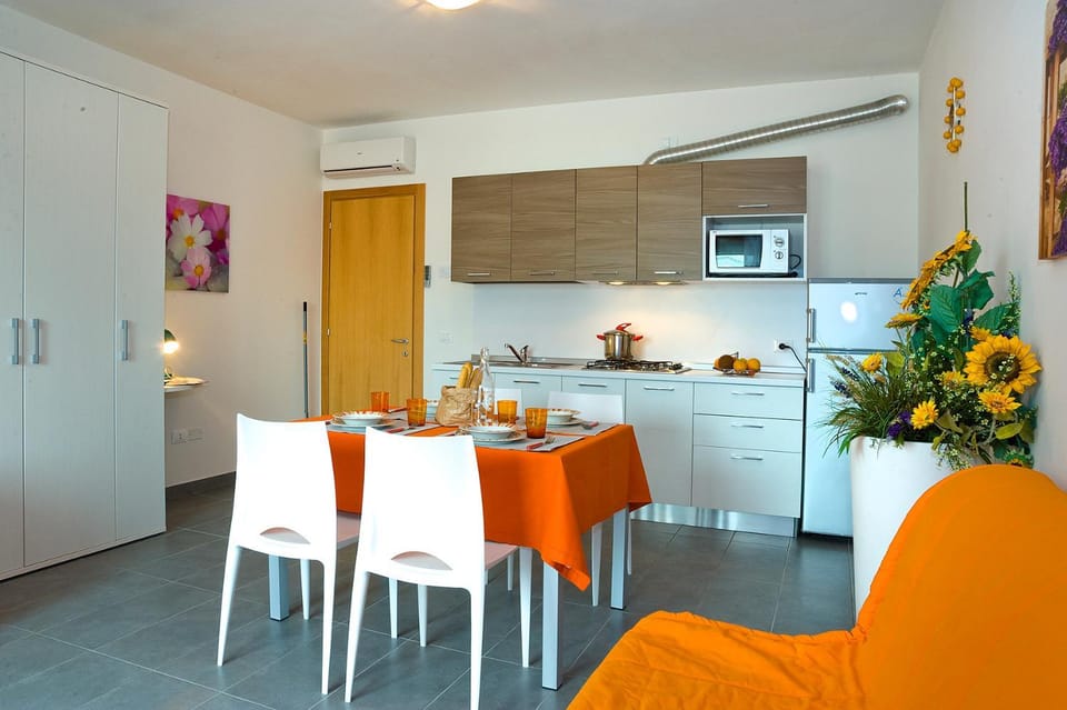 Dining area, kitchen