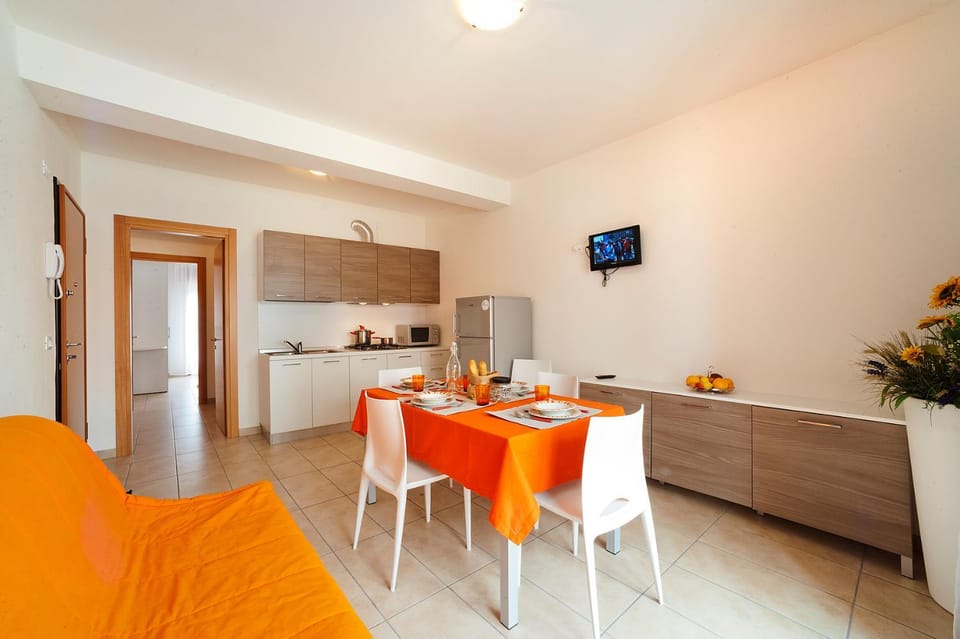 Dining area, kitchen
