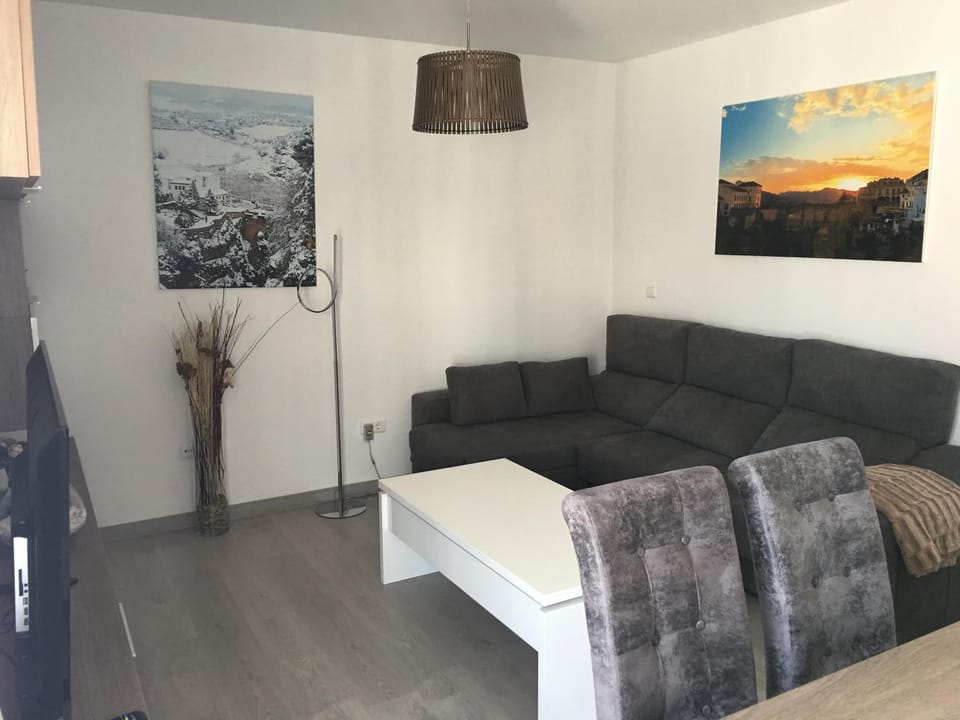 TV and multimedia, Living room, Seating area, Dining area