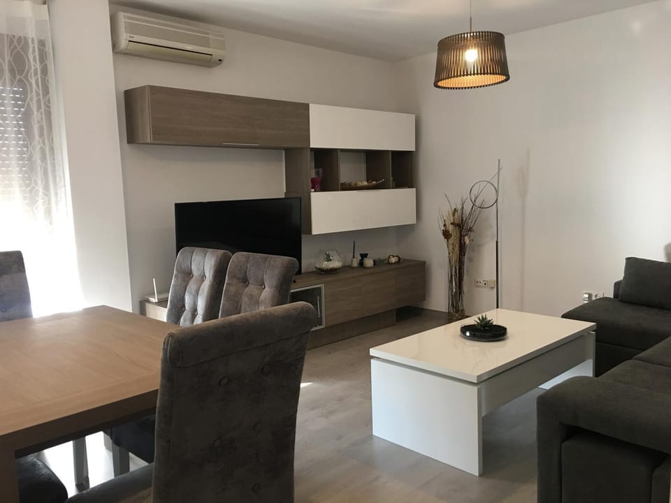 TV and multimedia, Living room, Seating area, Dining area