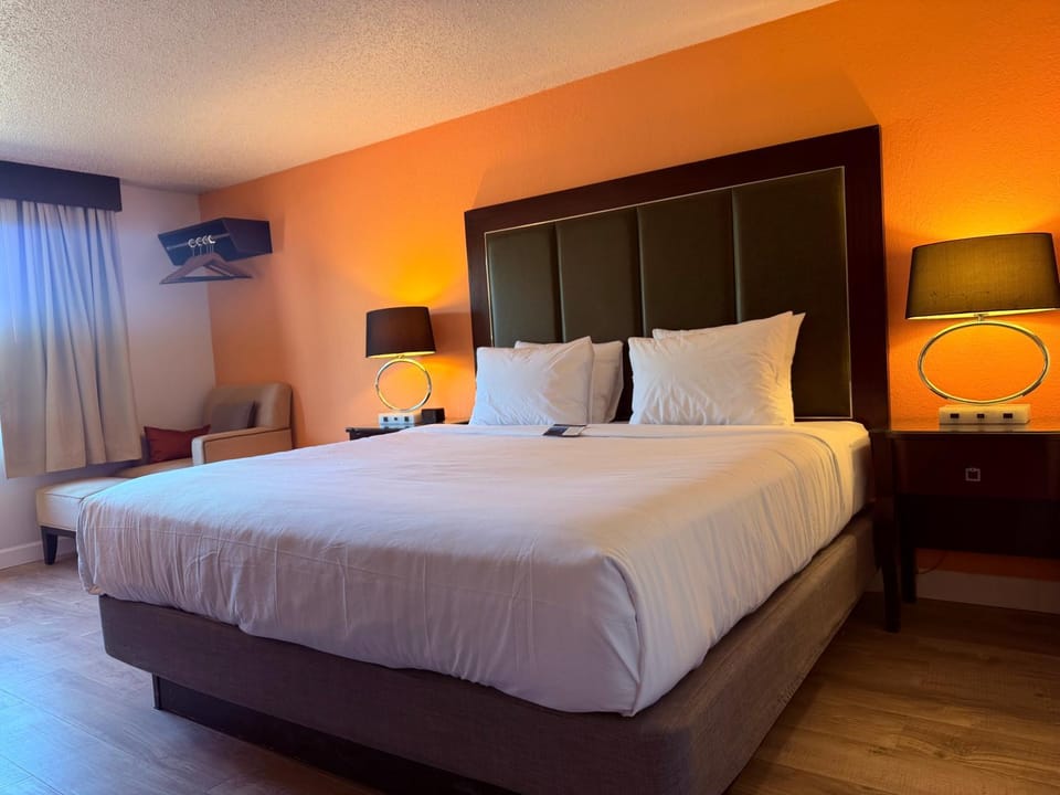 Howard Johnson by Wyndham Albert Lea Hotel in Albert Lea