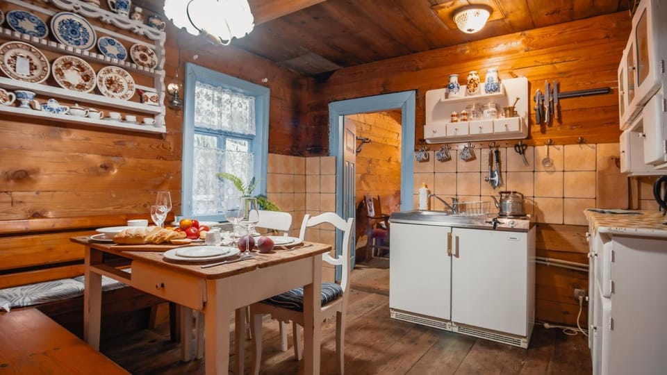 Coffee/tea facilities, Dining area, Food, microwave, oven, pet friendly, stove, kitchen