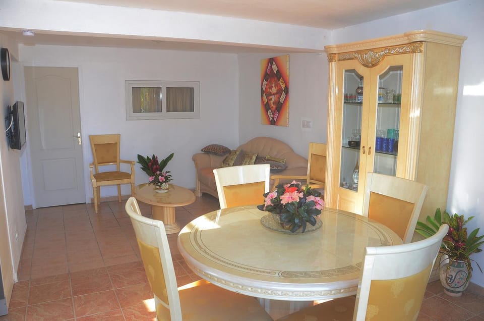 Living room, Dining area