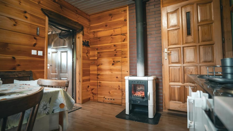 Dining area, fireplace