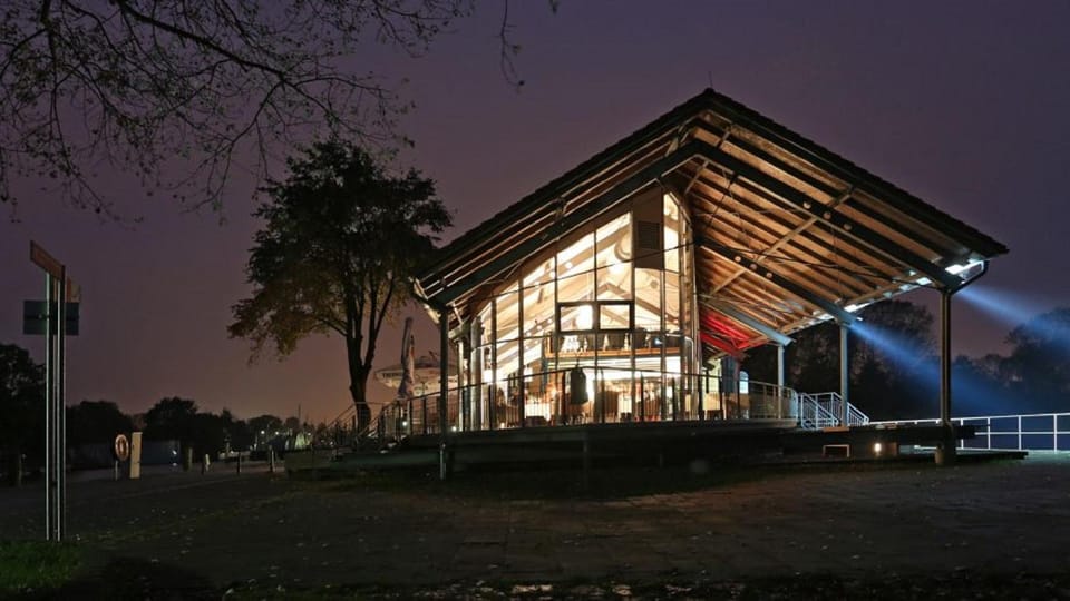 Property building, Restaurant/places to eat, Facade/entrance, Night