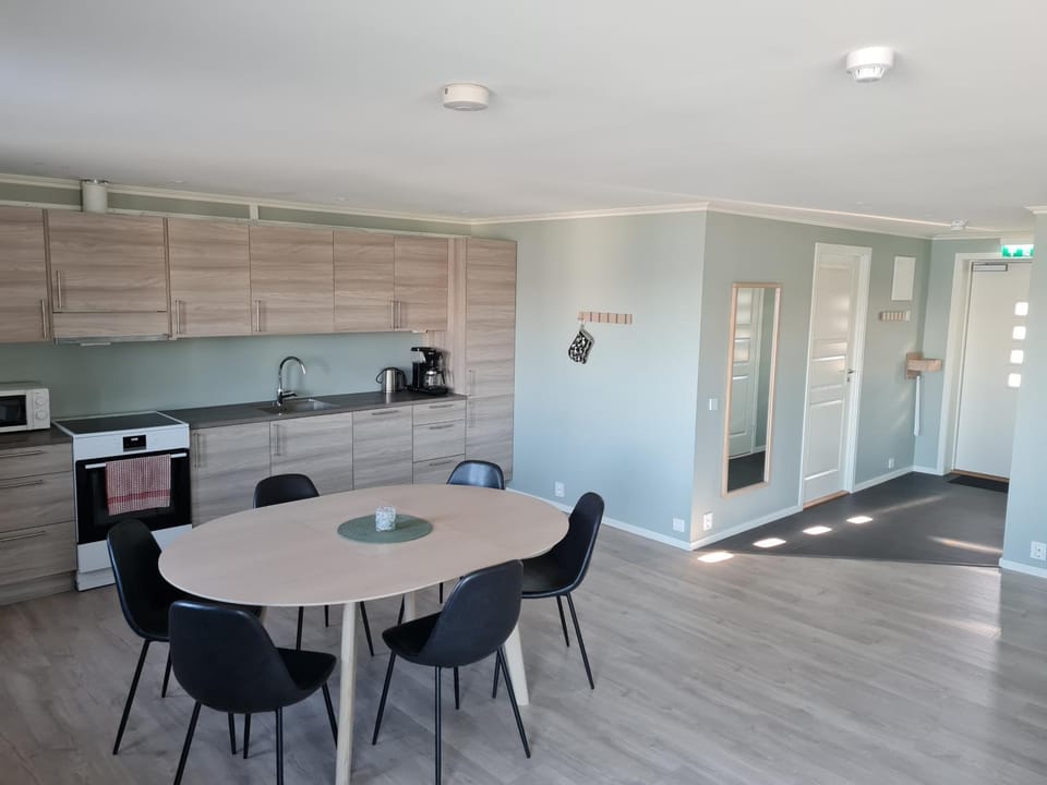 Dining area, kitchen
