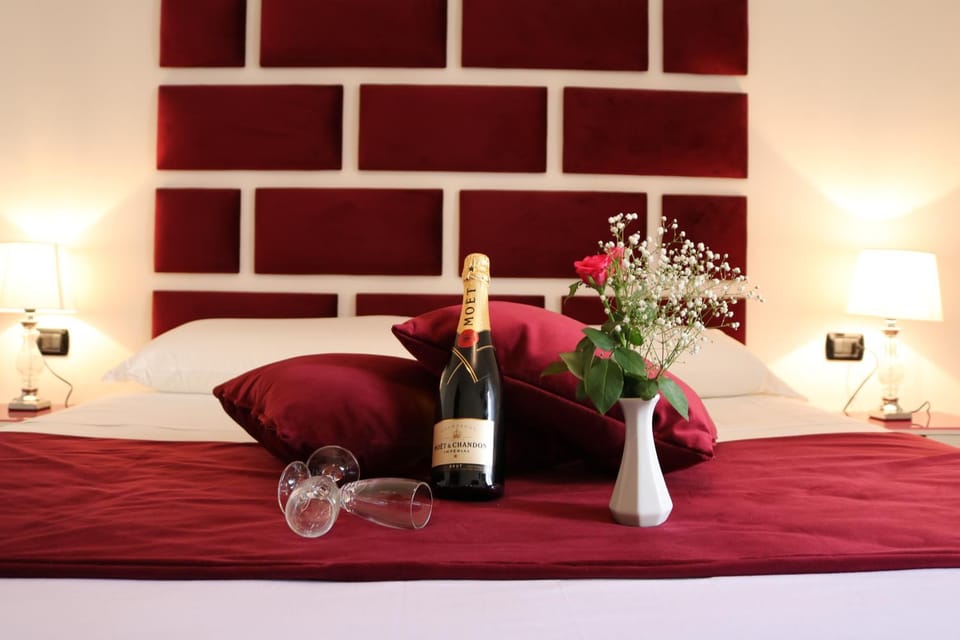 Bed, Decorative detail, Bedroom, Area and facilities