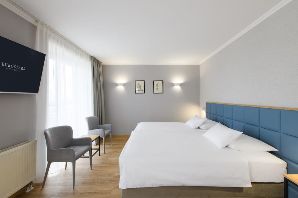 Bed, TV and multimedia, Seating area, Bedroom