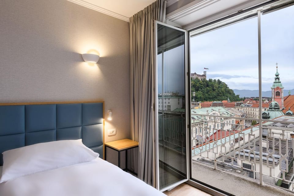 Bed, View (from property/room), Bedroom, City view