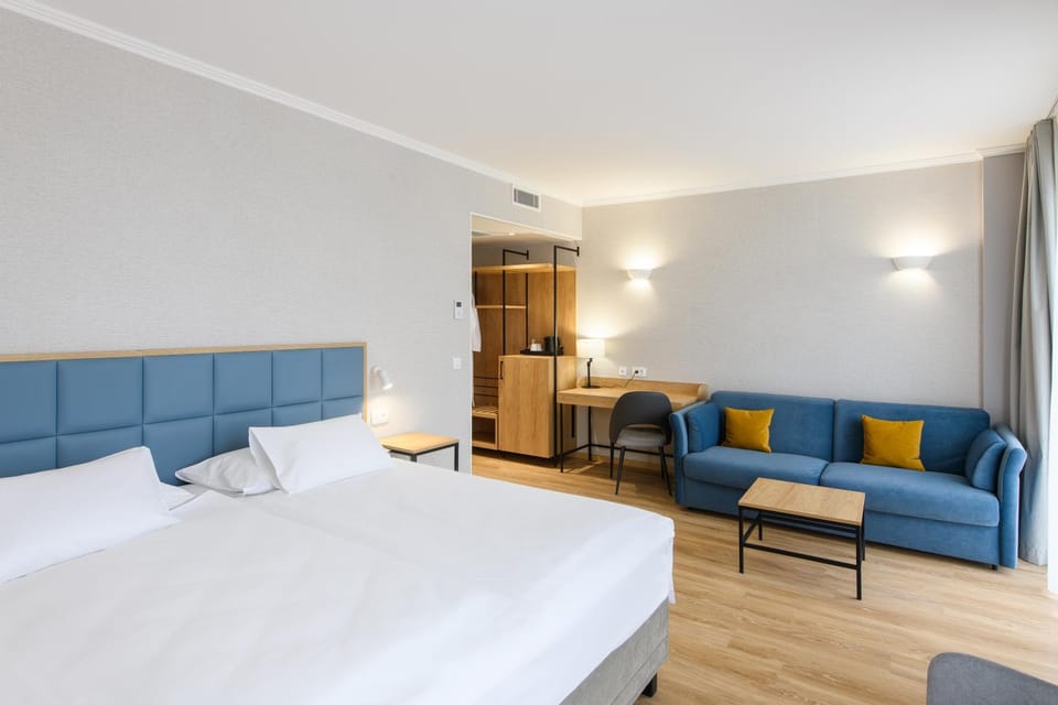 Bed, Photo of the whole room, Seating area, Bedroom