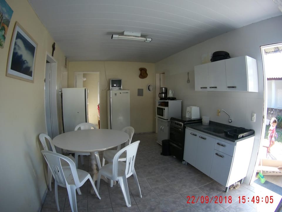 Kitchen or kitchenette, minibar