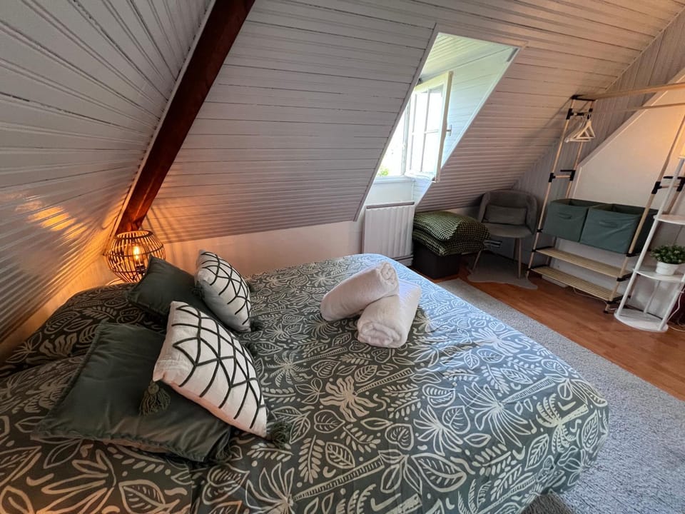 Bedroom, air conditioner