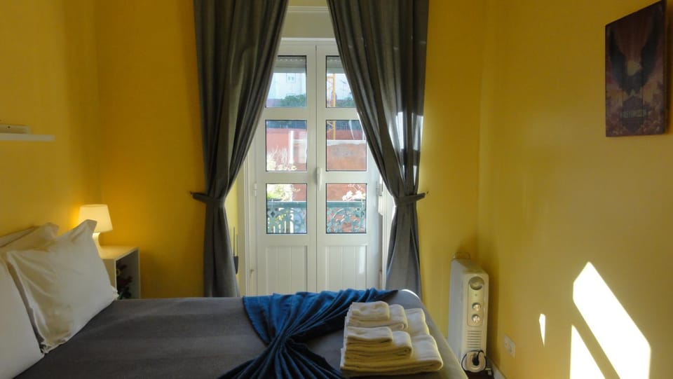 Bed, Bedroom, heating, towels