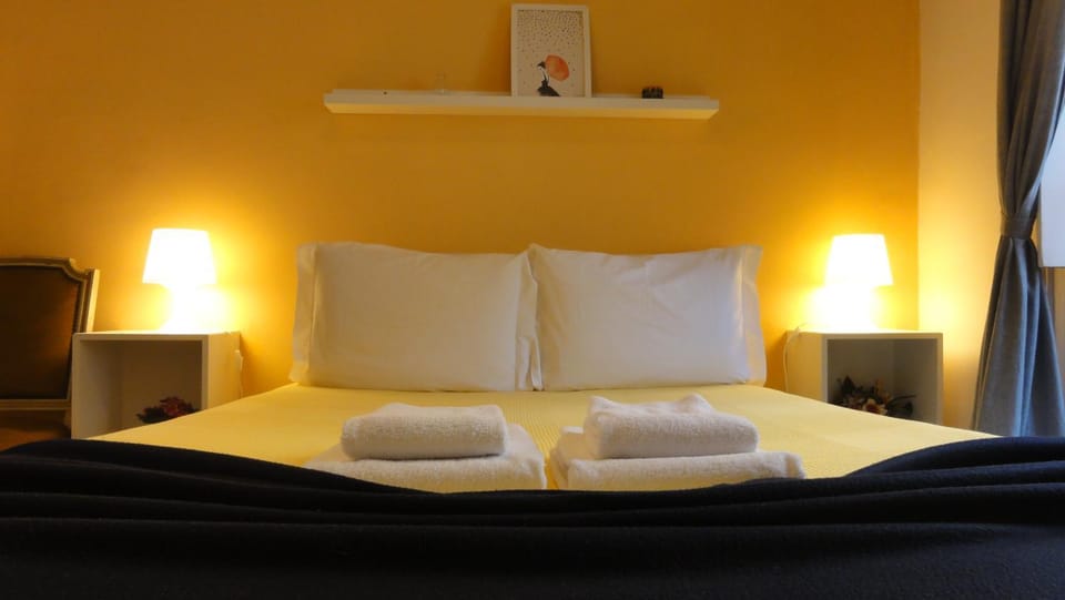 Bed, Bedroom, towels