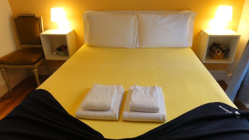 Bed, Bedroom, towels
