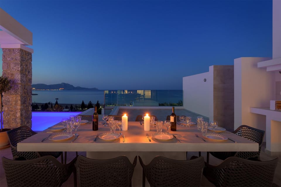Shower, Patio, Night, Summer, BBQ facilities, BBQ facilities, Balcony/Terrace, Balcony/Terrace, Seating area, Dining area, On site