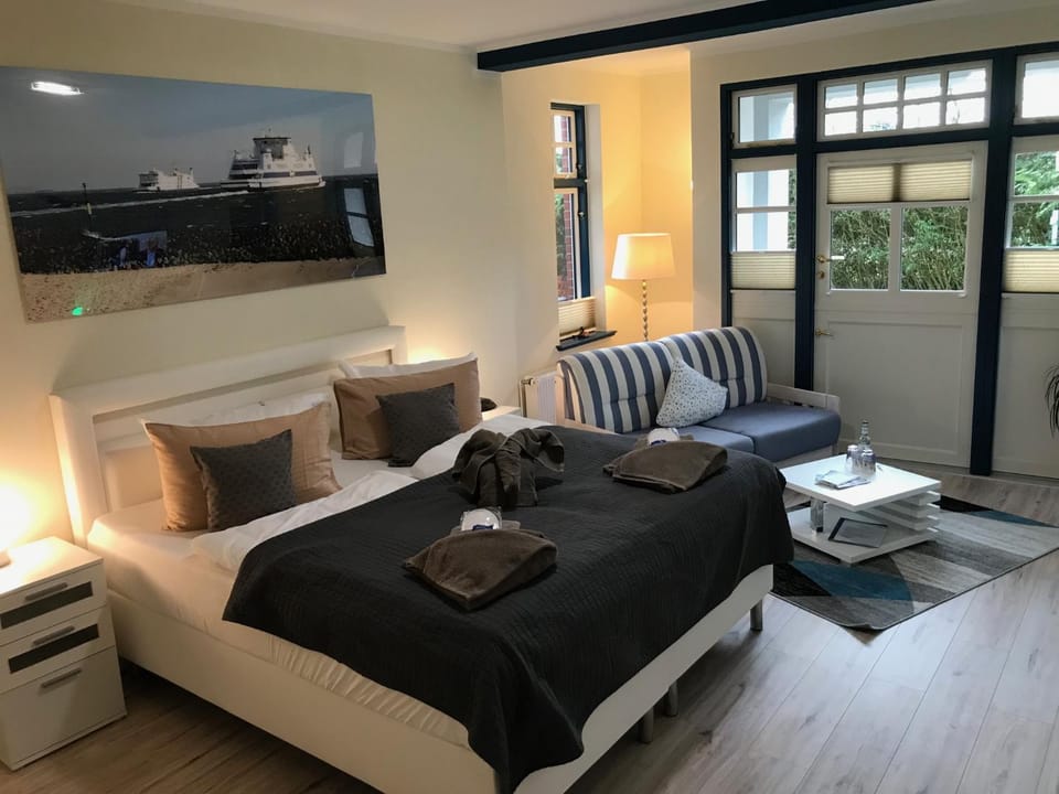 Photo of the whole room, Decorative detail