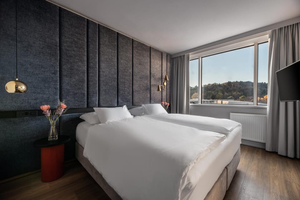 Bed, TV and multimedia, View (from property/room)