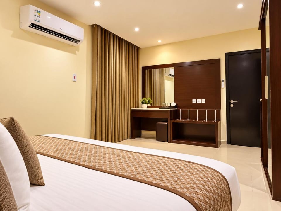 Bed, TV and multimedia, Living room, Photo of the whole room, Seating area, Bedroom, air conditioner