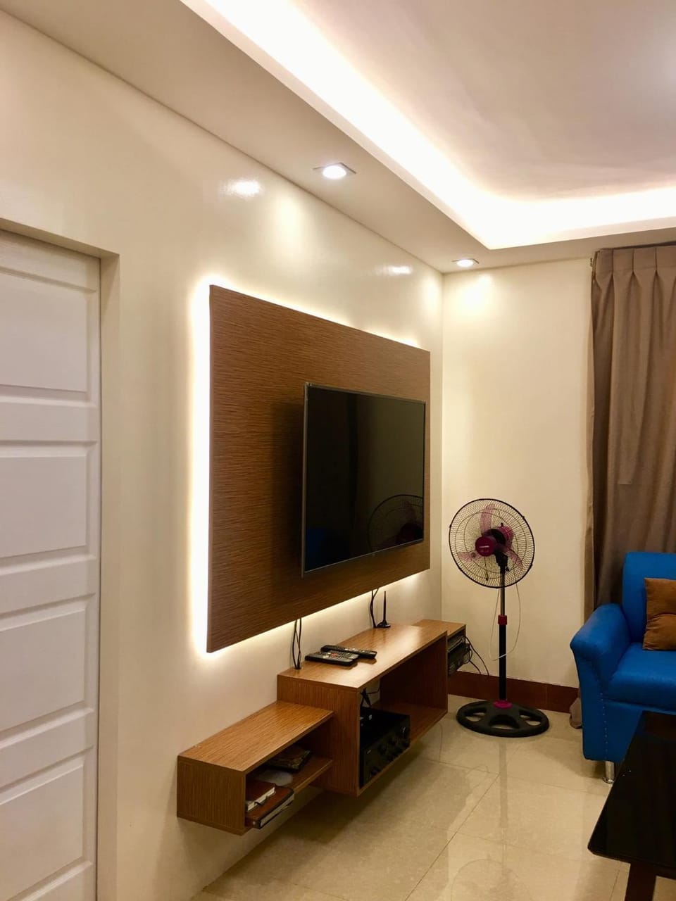 TV and multimedia, Living room, Seating area, Evening entertainment