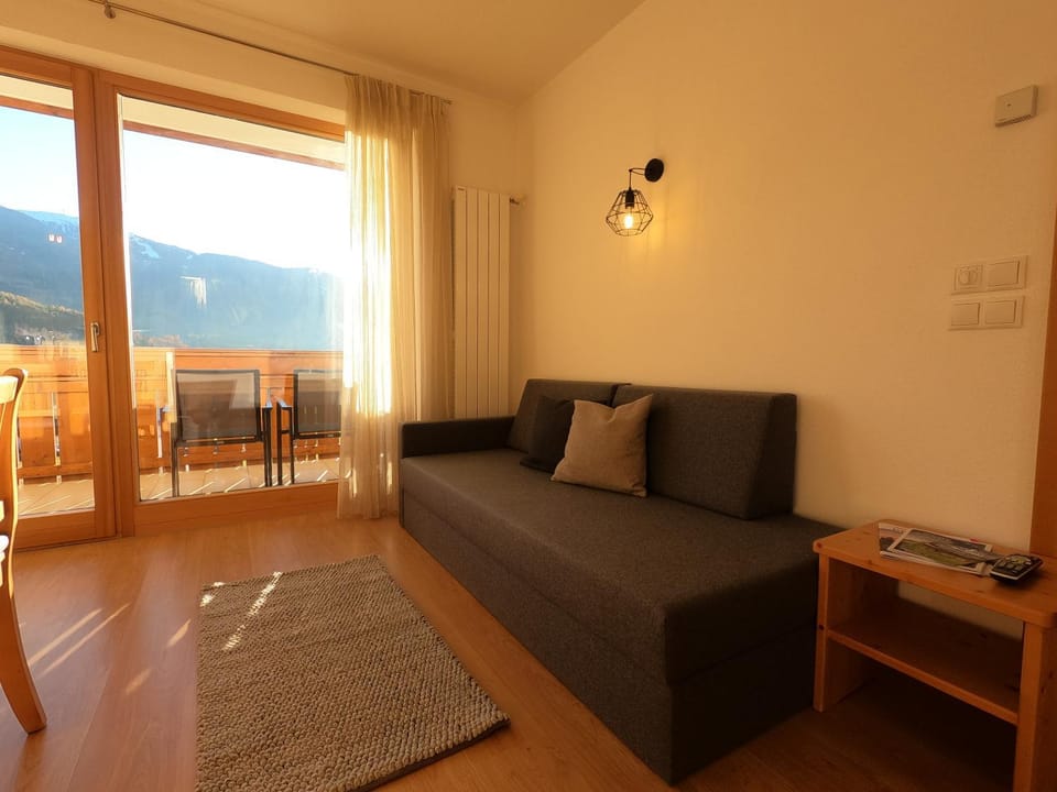 Balcony/Terrace, Living room, Seating area, Mountain view