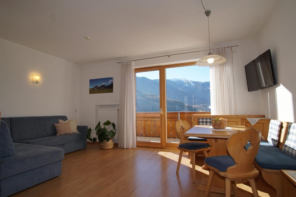 Living room, Seating area, Dining area, Mountain view