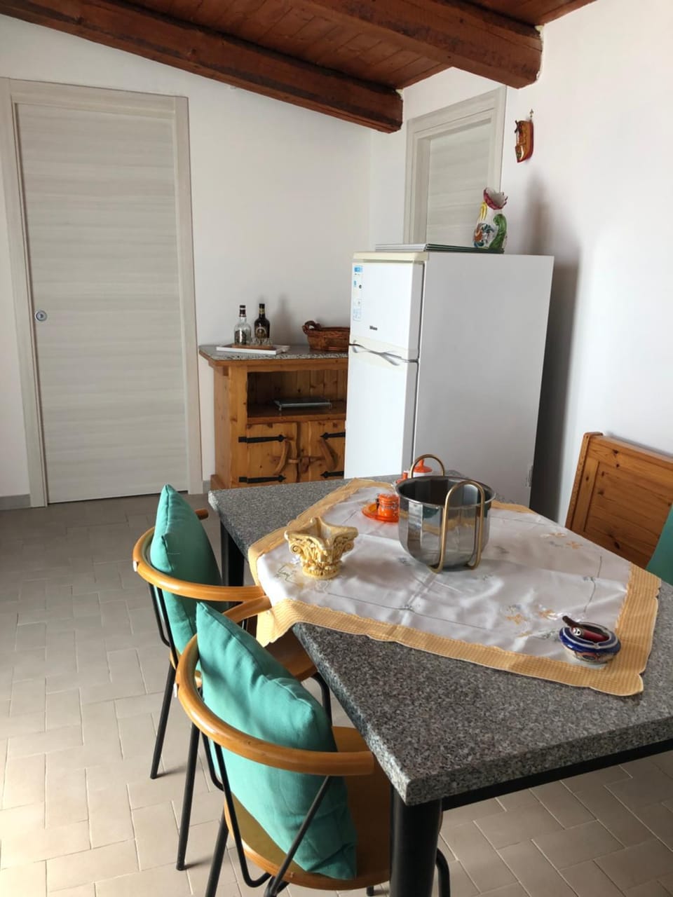 Coffee/tea facilities, Dining area