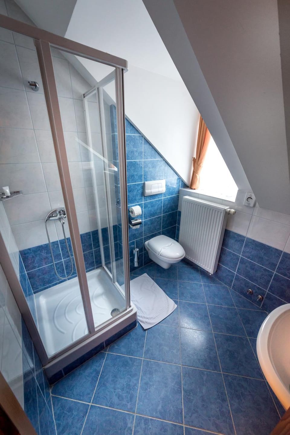 Shower, Toilet, Bathroom, towels