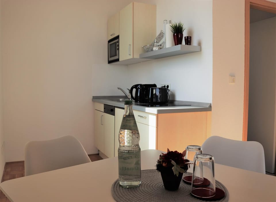 Coffee/tea facilities, Kitchen or kitchenette, Seating area, Dining area, Drinks