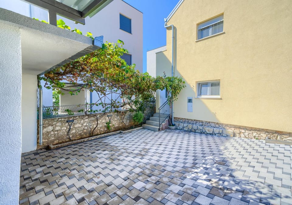 Property building, Facade/entrance, Day, Balcony/Terrace