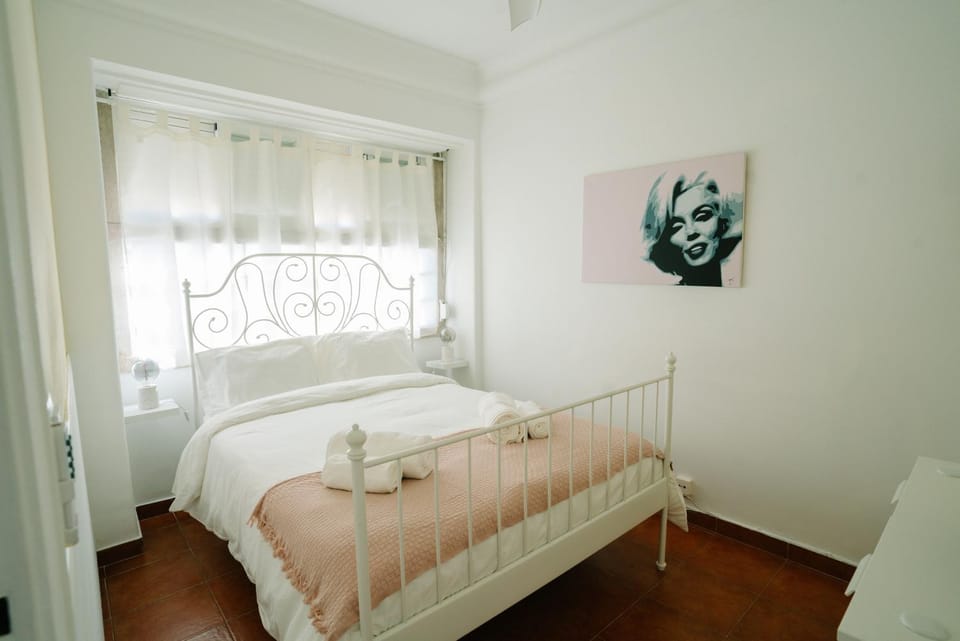 Bed, Photo of the whole room, Decorative detail, Bedroom, towels