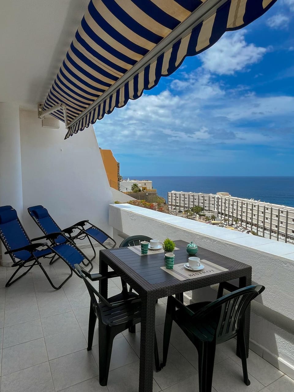 Day, Natural landscape, View (from property/room), Balcony/Terrace, Dining area, Sea view, sunbed